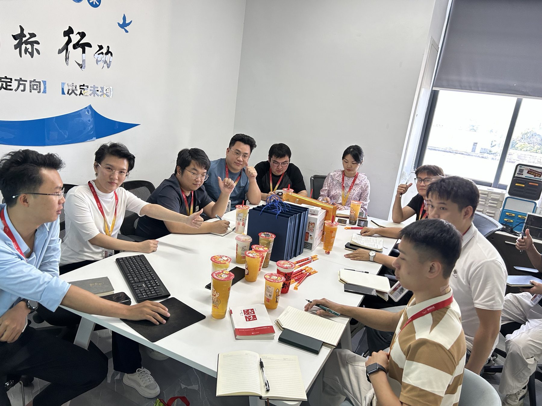 工程师团队研讨智能物联网控制系统方案